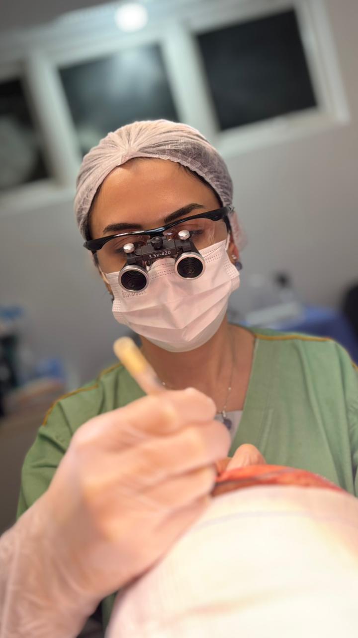 Dra. Bruna Senna operando